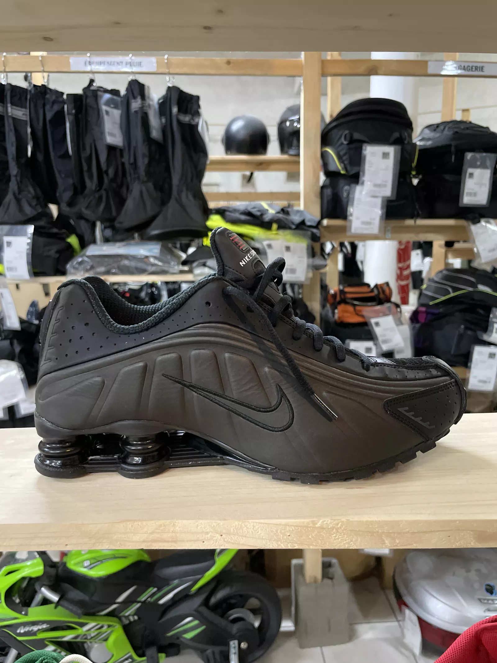 Nike Shox R4 Crimson Black